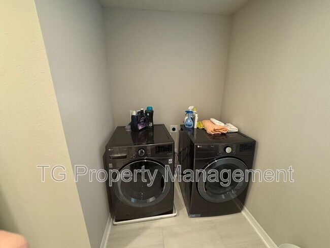 Building Photo - 217 Red Barn Rd