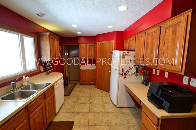 Building Photo - 3 Bedroom Ranch in Urbandale