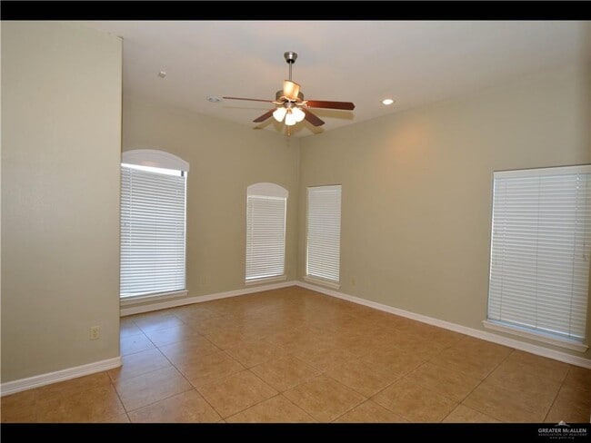 Building Photo - 25 Mimosa St