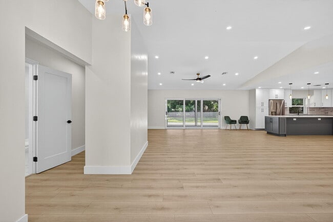 Building Photo - 280 Sulky Way