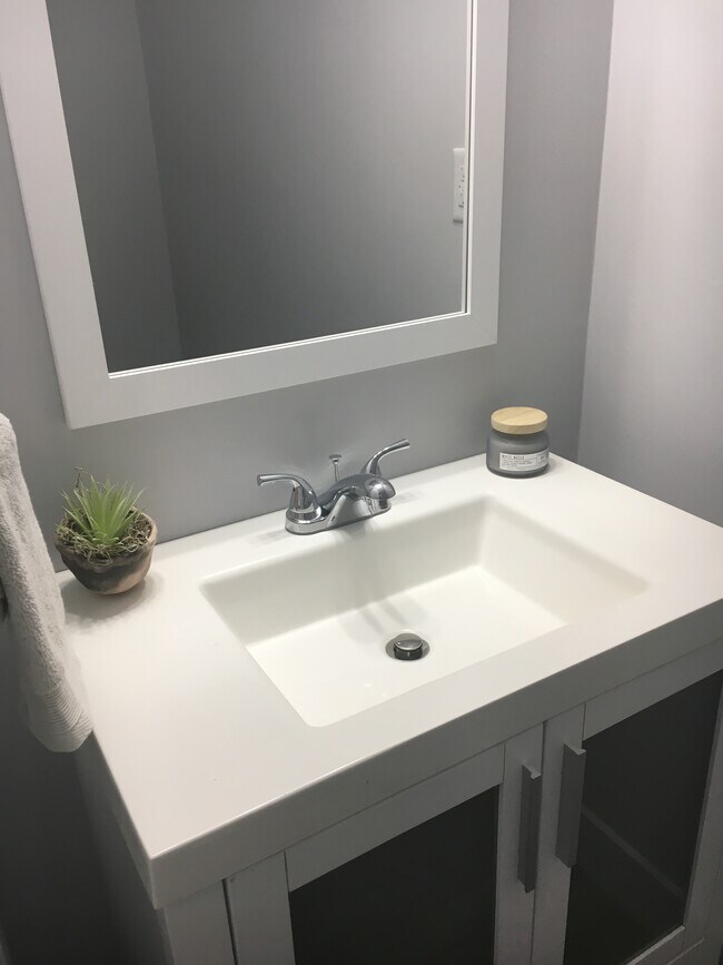 Vanity - 4651 Hampton Ave