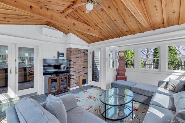 Building Photo - 345 Colonial Rd