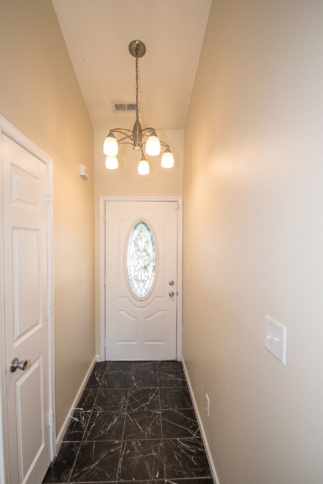 Building Photo - "Charming 3-Bedroom Retreat with 2 Full Ba...