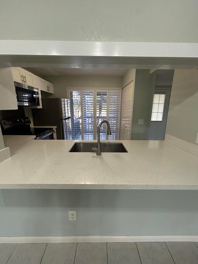 Building Photo - 1585 NE Beacon Dr