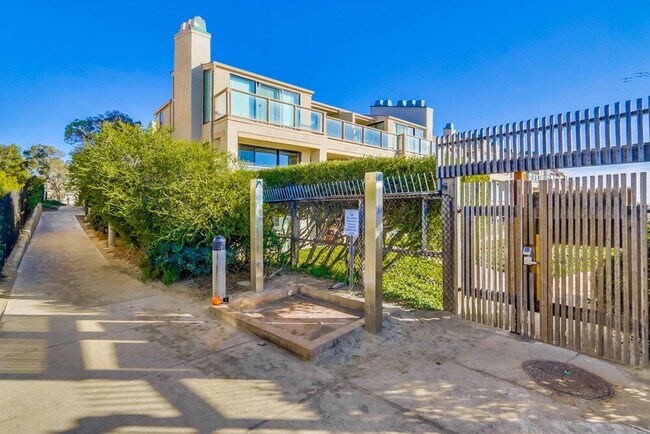 Building Photo - 450 S Sierra Ave