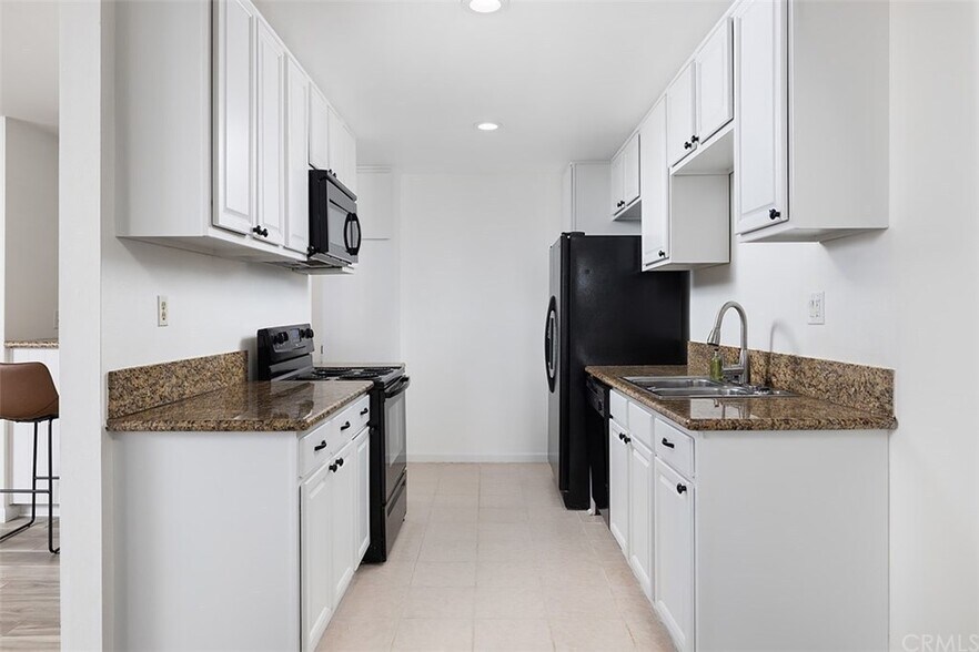 Building Photo - 6050 Canterbury Dr