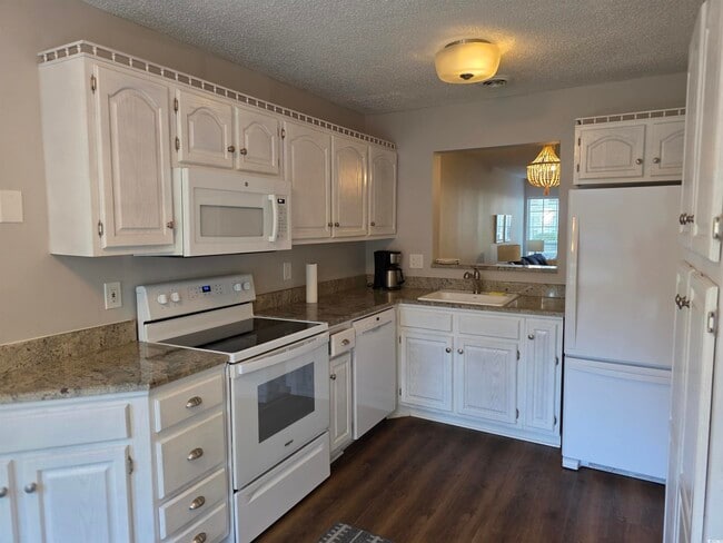 Building Photo - 1 Club Cir