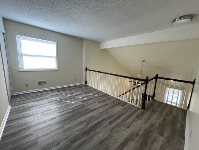 Building Photo - Spacious 2 Bedroom 1.5 Bath East End Duplex