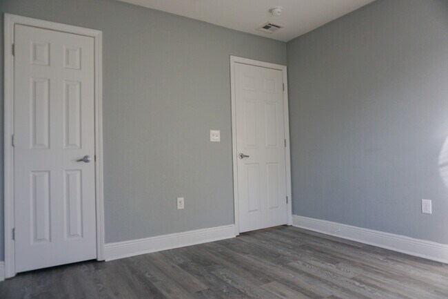 Building Photo - 321 Apple Dr