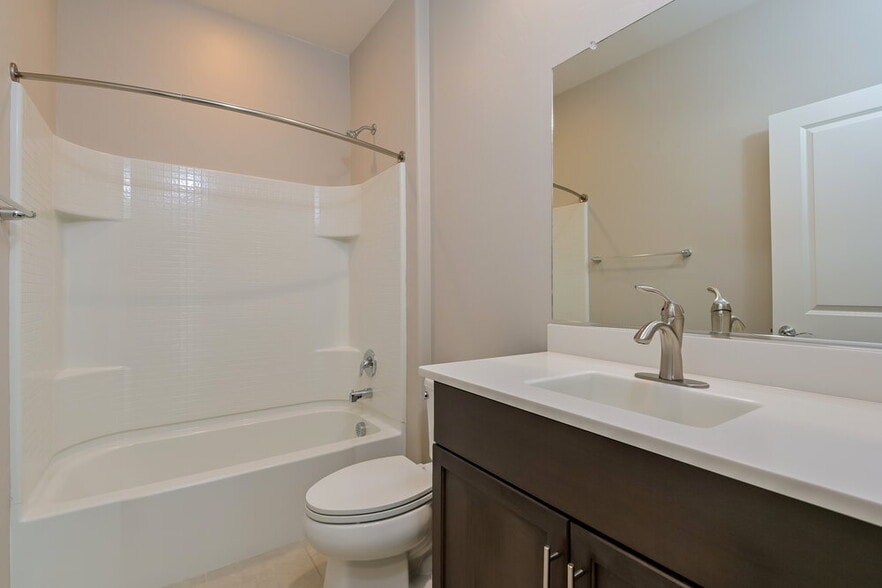 Building Photo - 849 E Artesia Pl