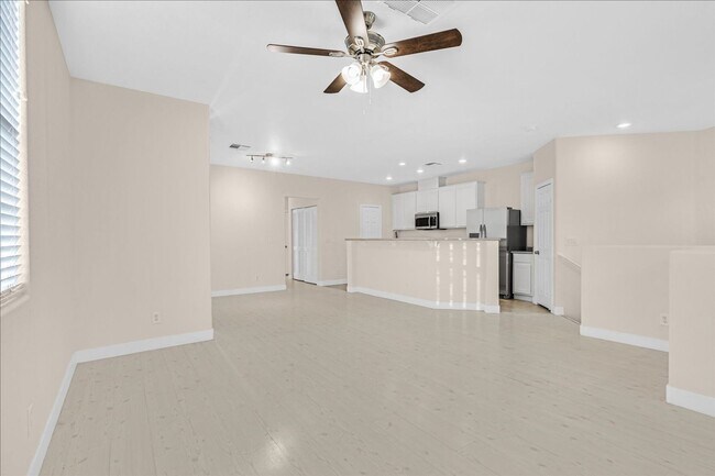 Building Photo - Spacious 2 bedroom condo with attached condo