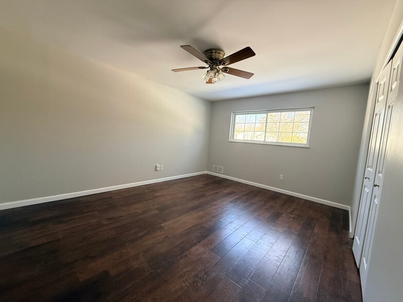 Building Photo - 670 E Fox Hills Dr