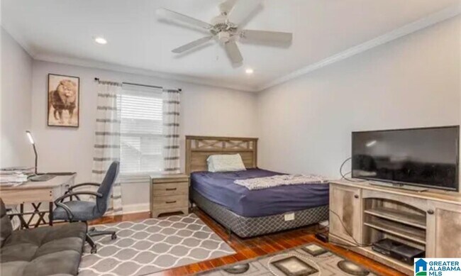 Building Photo - 210 15th St E