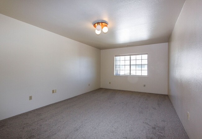 Building Photo - 3249 N Hedgewood Dr