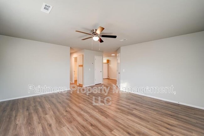 Building Photo - 5702 Sara St