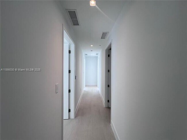 Building Photo - 700 NE 24th St