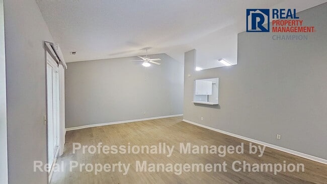 Building Photo - 3 BD/2 BA Upper Unit Condo in Hawthorne Park with Move In Special