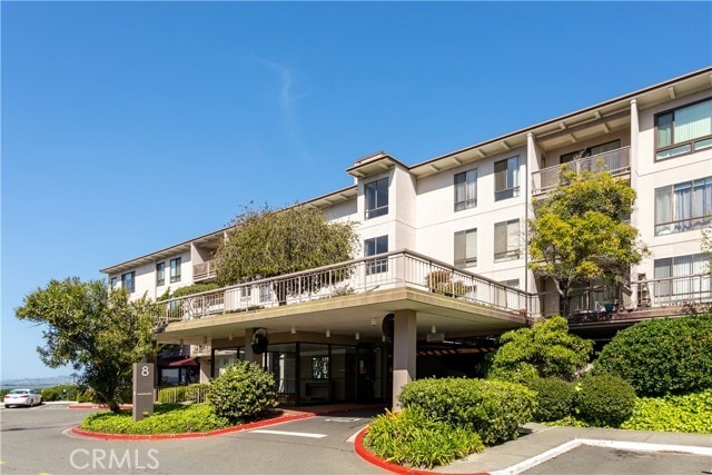 Building Photo - 8 Commodore Dr