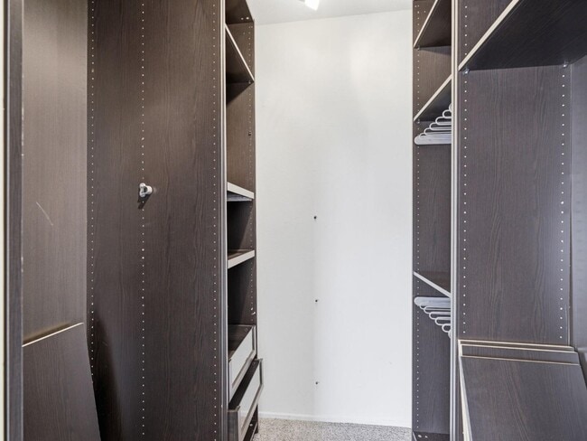 Building Photo - 1940 Highland Oaks Dr