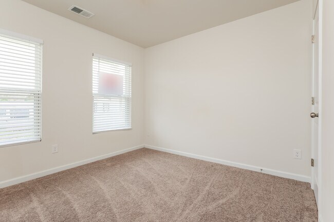 Building Photo - 869 Nursery Rdg Dr