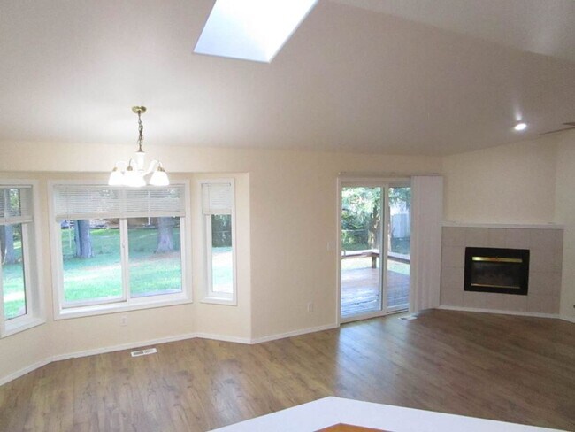 Building Photo - 3 Bedroom, 2 Bathroom Rambler located in A...