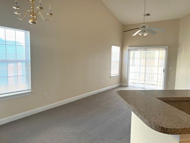 Building Photo - AVAILABLE SOON! 3 BED/2 BATH CONDO IN FOUNTAIN POINTE! FRESHLY PAINTED!