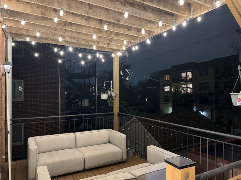 Building Photo - 2212 W Huron St