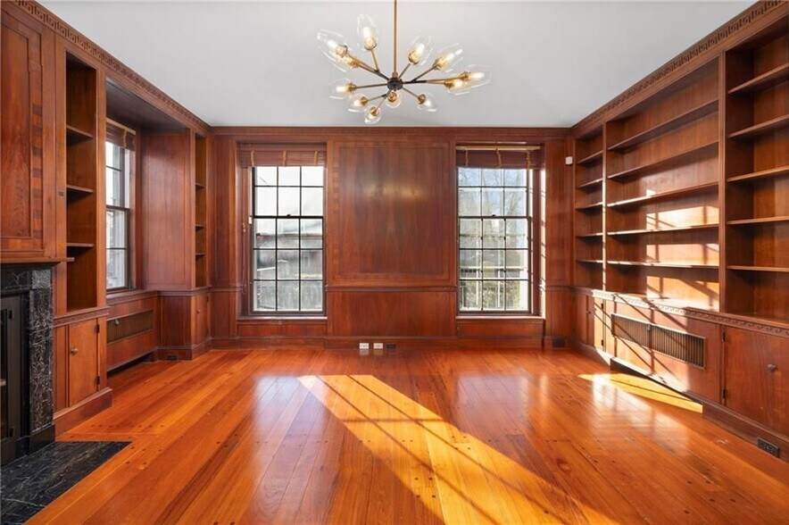 Building Photo - 72 Manning St