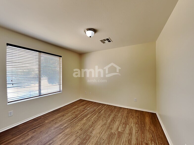 Building Photo - 99 S 165th Dr