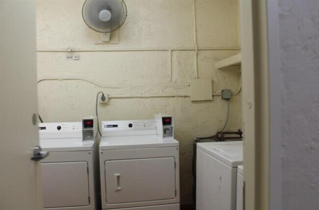 Building Photo - 253 S Cypress Rd