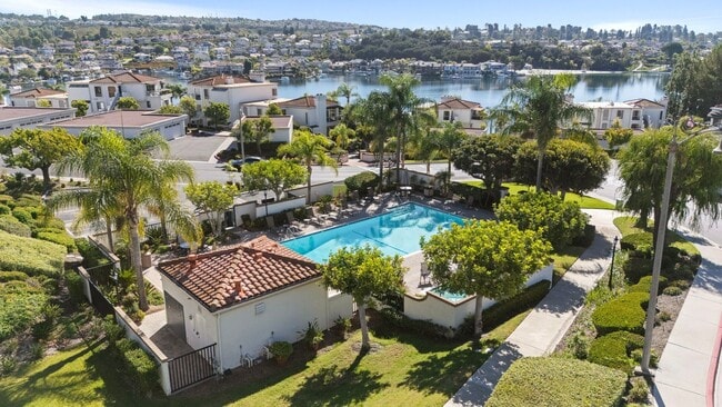 Building Photo - Stunning 2 bedroom *LAKE VIEW* condo for r...