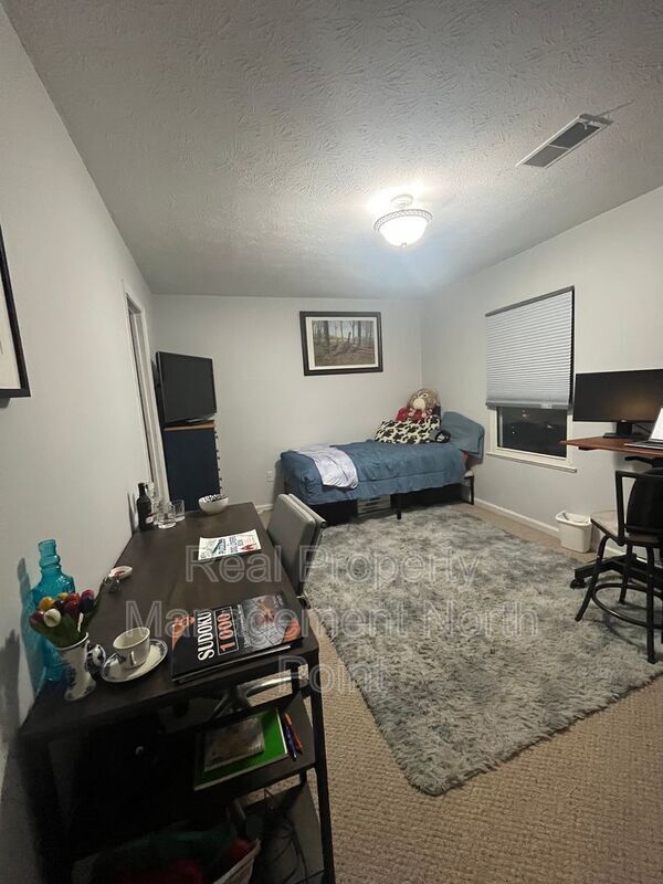 Building Photo - 5127 Village Green Way