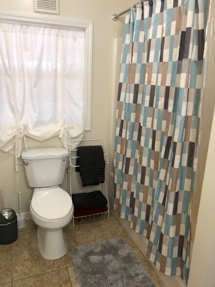 Full bath with tub - 342 Thurston School Rd