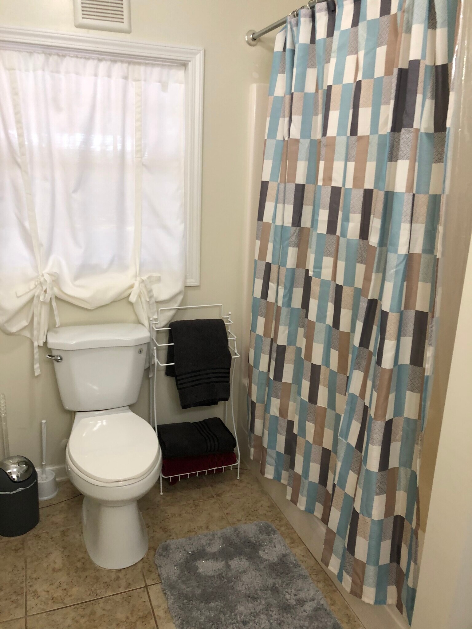Full bath with tub - 342 Thurston School Rd