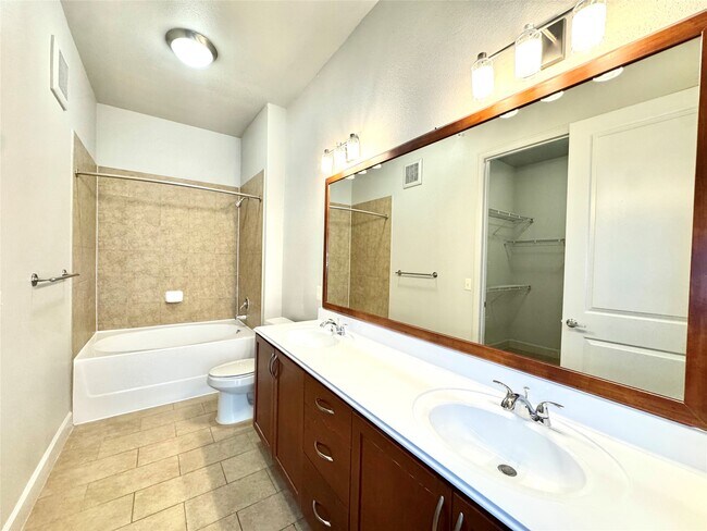 Building Photo - 3333 Weslayan St