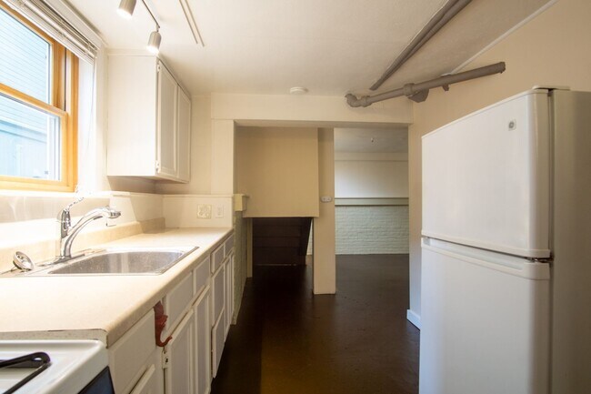 Building Photo - Amazing Find! Spacious Daylight Basement Studio with Loads of Character!