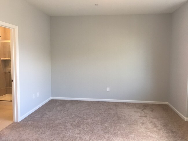 Building Photo - NW Reno Luxury End Unit Townhouse - On the...