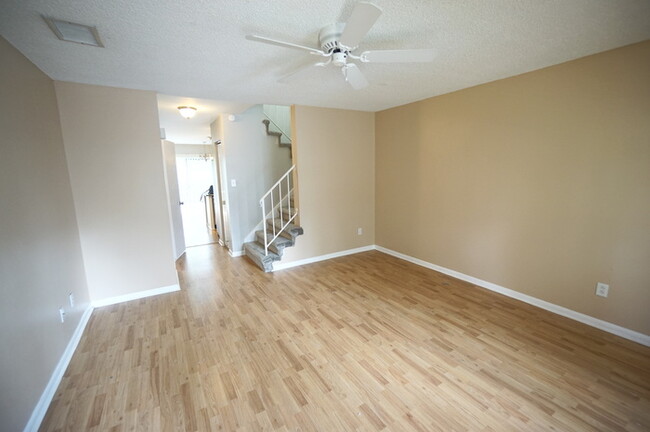 Building Photo - 2-Bedroom, 2 1/2-Bath, Gated South Tampa C...