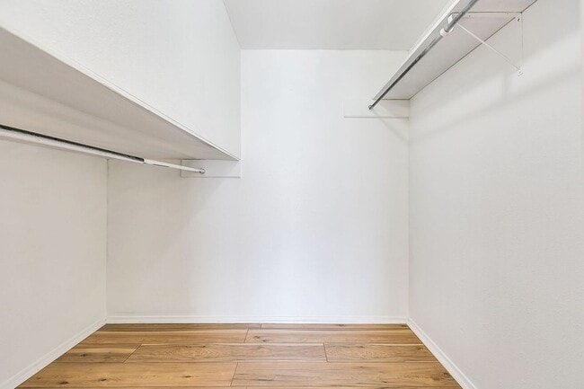 Building Photo - PAY NO SECURITY DEPOSIT! Beautiful Spaciou...