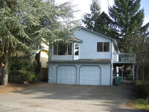 Building Photo - Spacious 3-bed/3-bath in Lake City's Meadowbrook neighborhood available NOW at $3695!