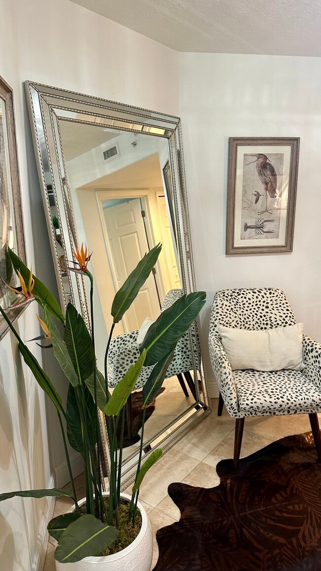 Building Photo - 561 Casa Bella Dr