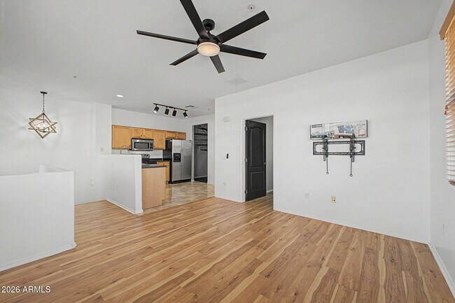 Building Photo - 2233 E Huntington Dr