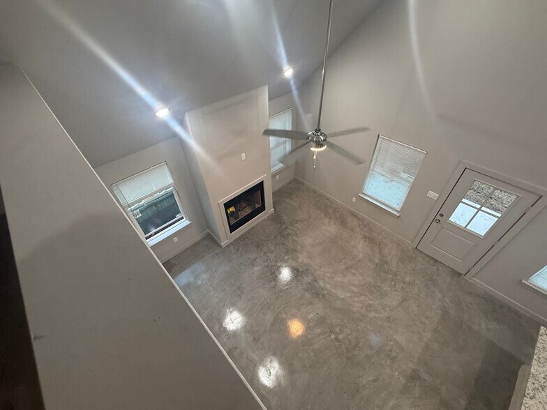 Building Photo - 151 Sleepy Meadow Dr