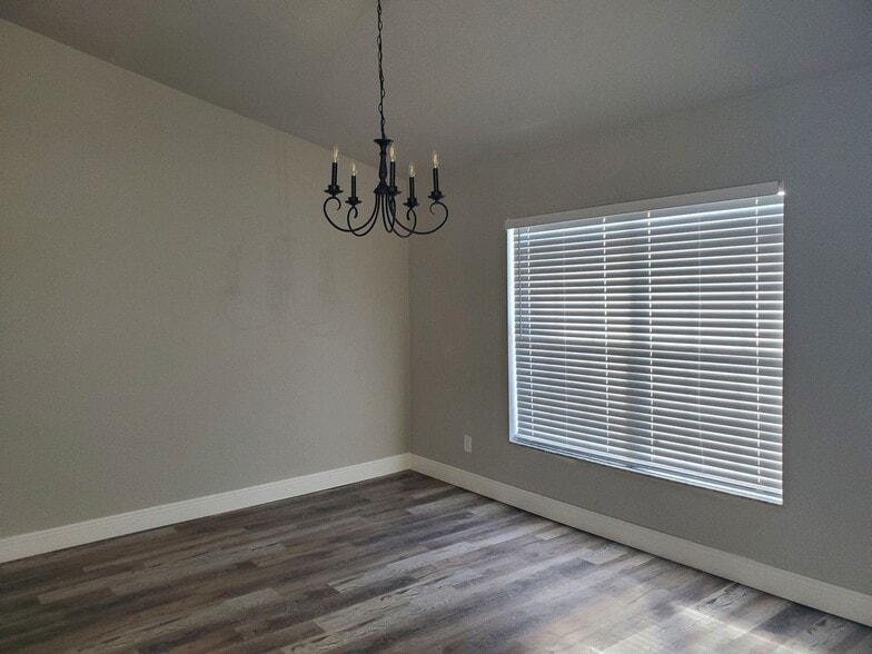 Building Photo - 445 Reading St