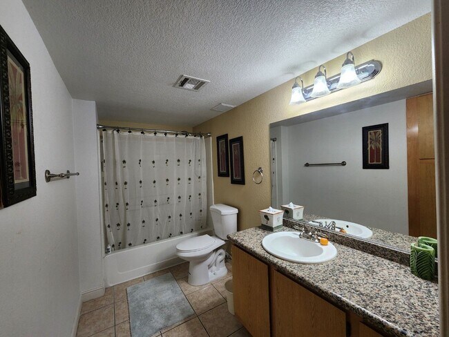 Building Photo - Gated 2 Bedroom Condo - Furnished