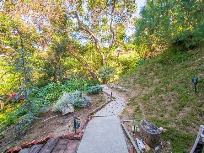 Building Photo - 1404 Oak Grove Dr