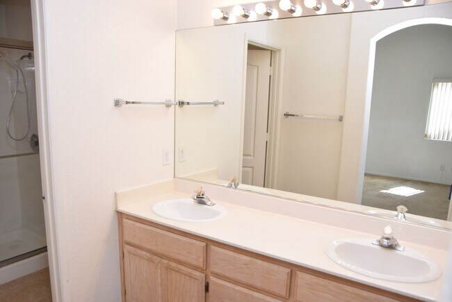 Building Photo - BEAUTIFUL NORTHWEST PROPERTY NEAR DINING A...