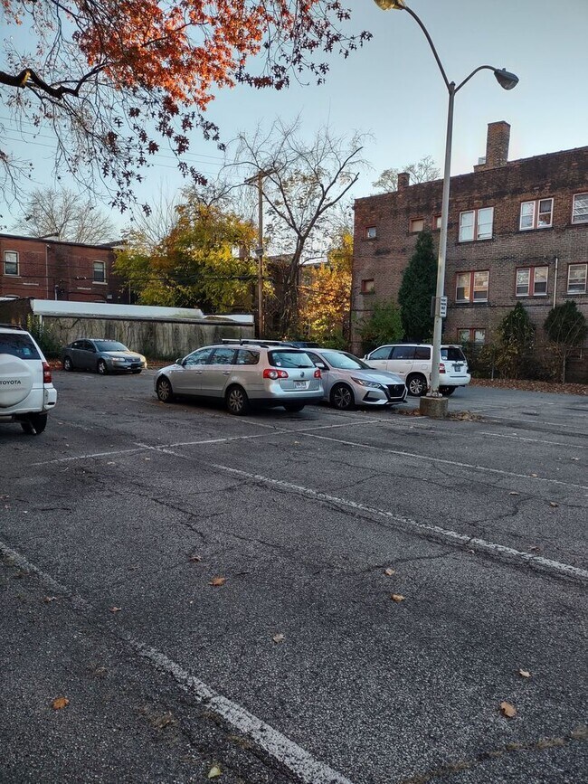 Building Photo - 2773 Hampshire-Unit 8