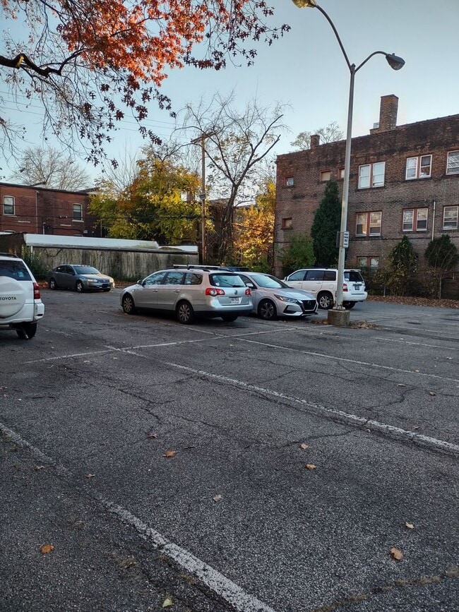 Building Photo - 2773 Hampshire-Unit 9