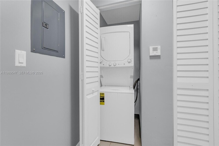 Building Photo - 185 SE 14th Ter